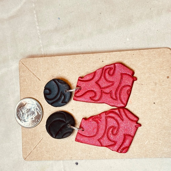 Black & Red Polymer Clay Dangle Earrings Handmade Vintage - Picture 8 of 10
